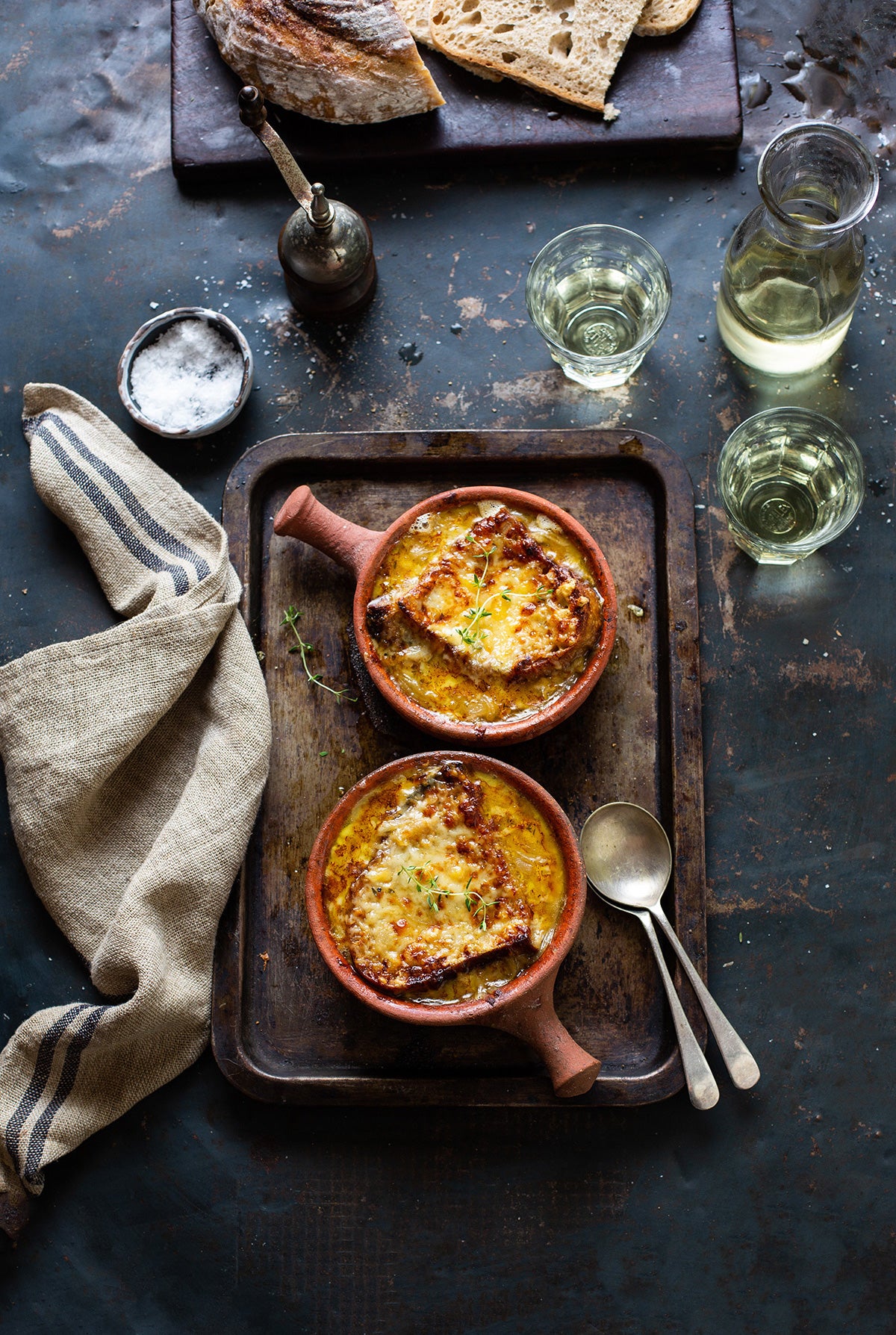 Baked Camembert with Sun-dried Tomatoes, Thyme and Garlic – Kaas Club.™