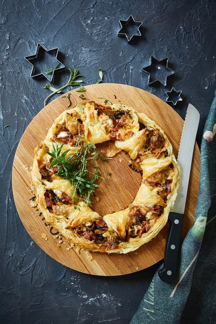 Camembert, Bacon And Cranberry Wreath – Kaas Club.™